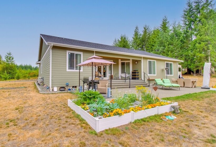 Peaceful Shelton Home W/ Spacious Yard & Fire Pit!
