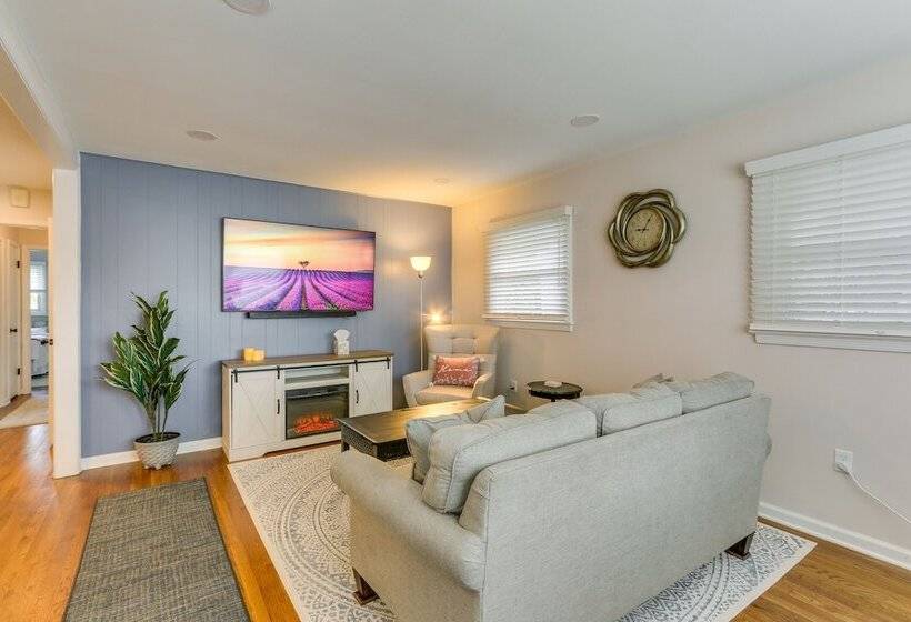 Pet Friendly Berryville Home: Walk To Main Street!