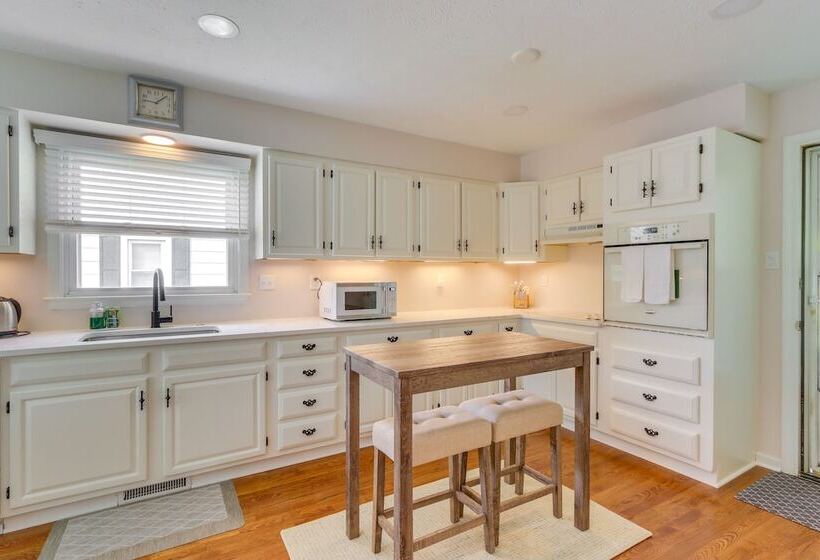 Pet Friendly Berryville Home: Walk To Main Street!