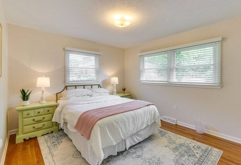 Pet Friendly Berryville Home: Walk To Main Street!