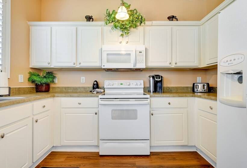 Pet Friendly Land O Lakes Home W/ Private Yard!