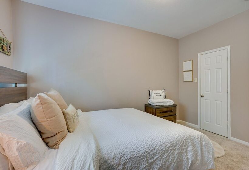 Pet Friendly Montgomery Retreat W/ Community Pool!