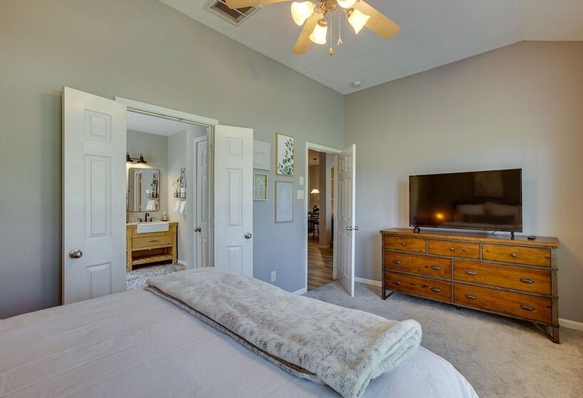 Pet Friendly Montgomery Retreat W/ Community Pool!