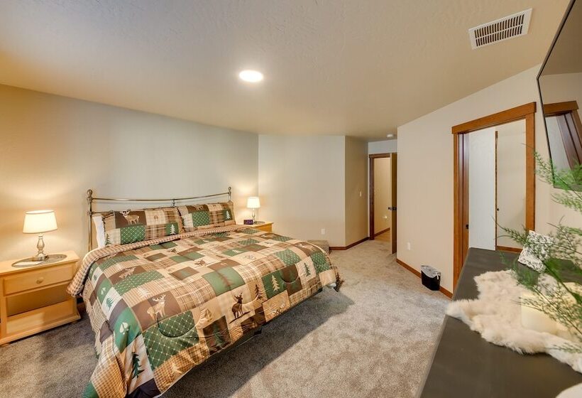 Pet Friendly Oldtown Retreat: Hot Tub + Kayaks!