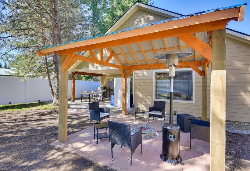 Pet Friendly Oldtown Retreat: Hot Tub + Kayaks!
