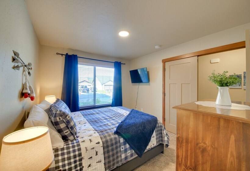 Pet Friendly Oldtown Retreat: Hot Tub + Kayaks!