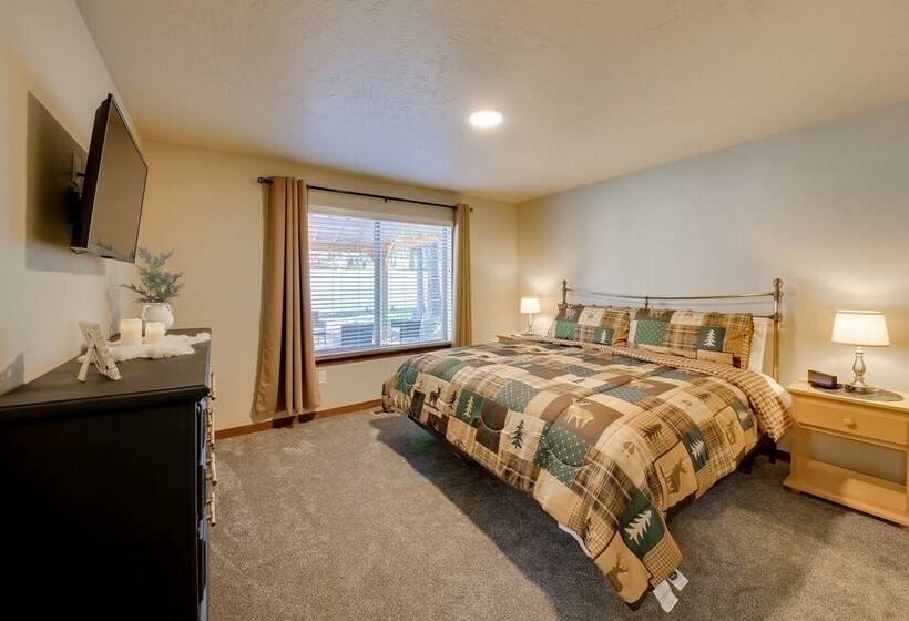 Pet Friendly Oldtown Retreat: Hot Tub + Kayaks!