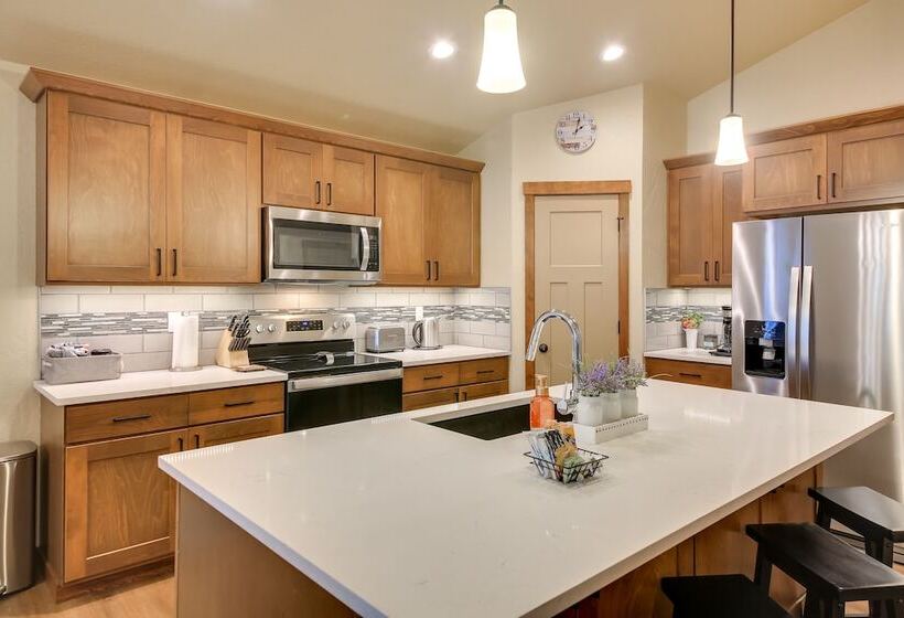 Pet Friendly Oldtown Retreat: Hot Tub + Kayaks!