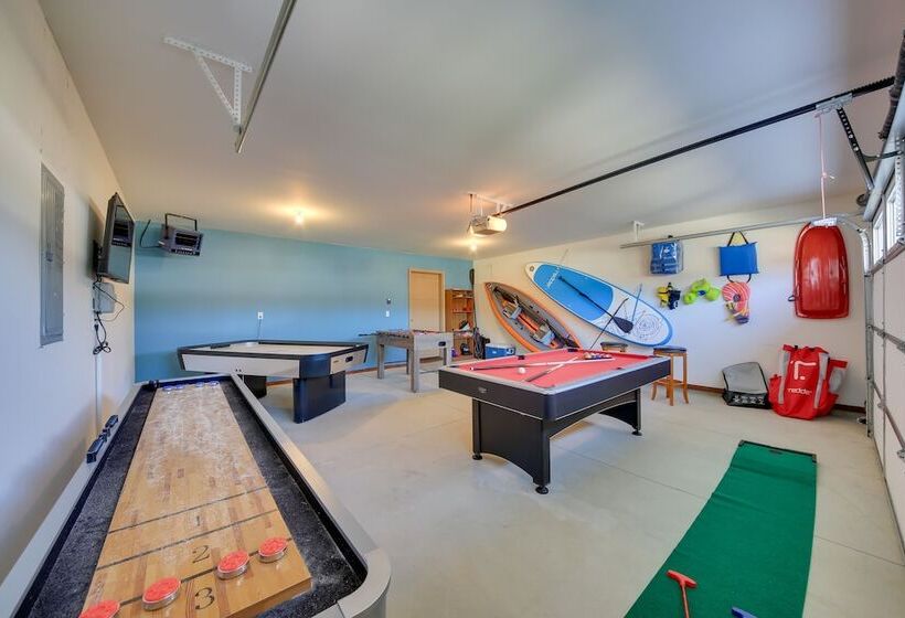 Pet Friendly Oldtown Retreat: Hot Tub + Kayaks!