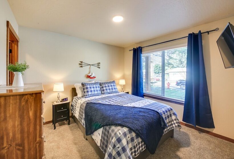 Pet Friendly Oldtown Retreat: Hot Tub + Kayaks!