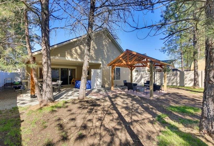 Pet Friendly Oldtown Retreat: Hot Tub + Kayaks!