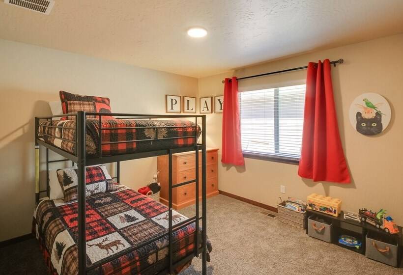 Pet Friendly Oldtown Retreat: Hot Tub + Kayaks!