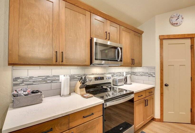 Pet Friendly Oldtown Retreat: Hot Tub + Kayaks!