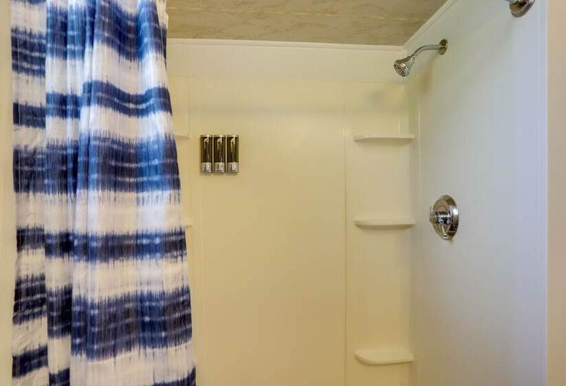 Welcoming Port Clinton Vacation Rental!