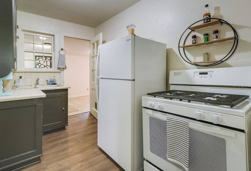 Springfield Home W/ Yard: 3 Mi To Downtown!