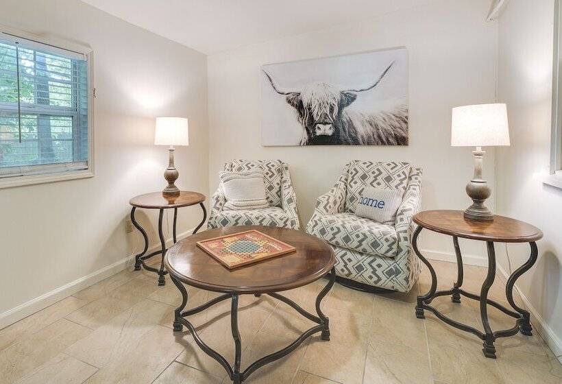 Springfield Home W/ Yard: 3 Mi To Downtown!