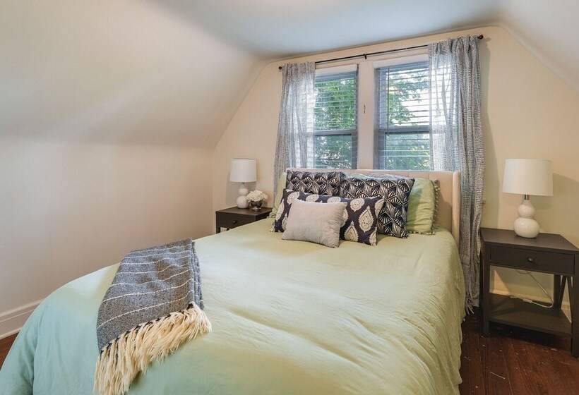 Springfield Home W/ Yard: 3 Mi To Downtown!