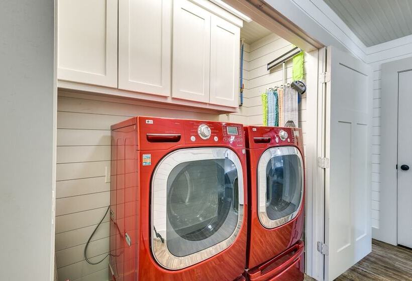 Pet Friendly Texas Home W/ Furnished Patio & Grill