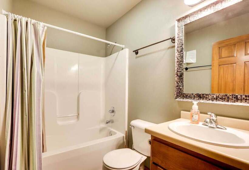 Pet Friendly Wisconsin Cabin On Lake W/ Fire Pit!