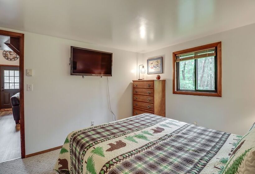 Pocono Lake Cabin   Walk To Arrowhead Lake!