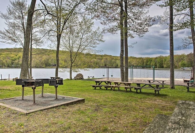 Pocono Lake Retreat W/ Fire Pit: Near Beach!