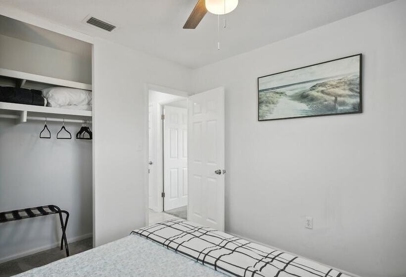 Port Charlotte Home W/ Sunroom, Grill & Fire Pit!