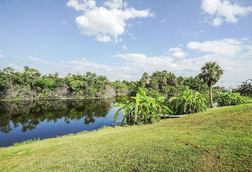Port Charlotte Home W/ Sunroom, Grill & Fire Pit!