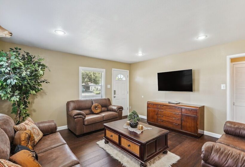 Quaint Midland Home ~ 1 Mi To Downtown!