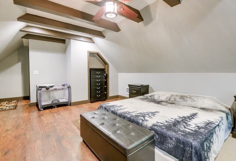 Quaint Naples Cottage: Walk To Trickey Pond & Cove