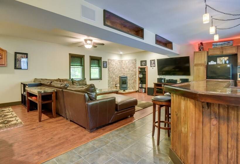 Quaint Naples Cottage: Walk To Trickey Pond & Cove