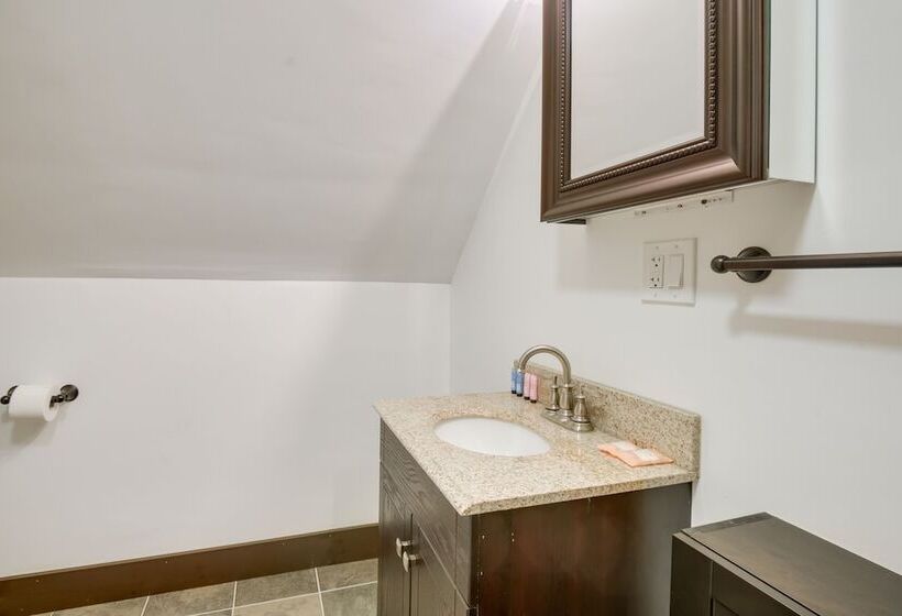 Quaint Naples Cottage: Walk To Trickey Pond & Cove