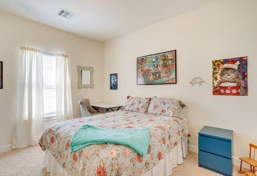 Quaint Noble Home: 6 Mi To University Of Oklahoma!