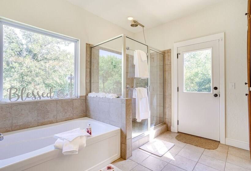 Quaint Noble Home: 6 Mi To University Of Oklahoma!