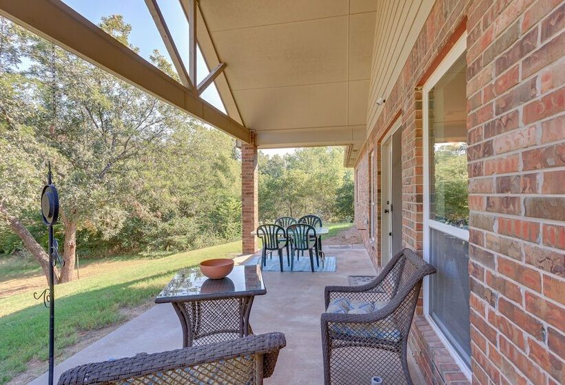 Quaint Noble Home: 6 Mi To University Of Oklahoma!
