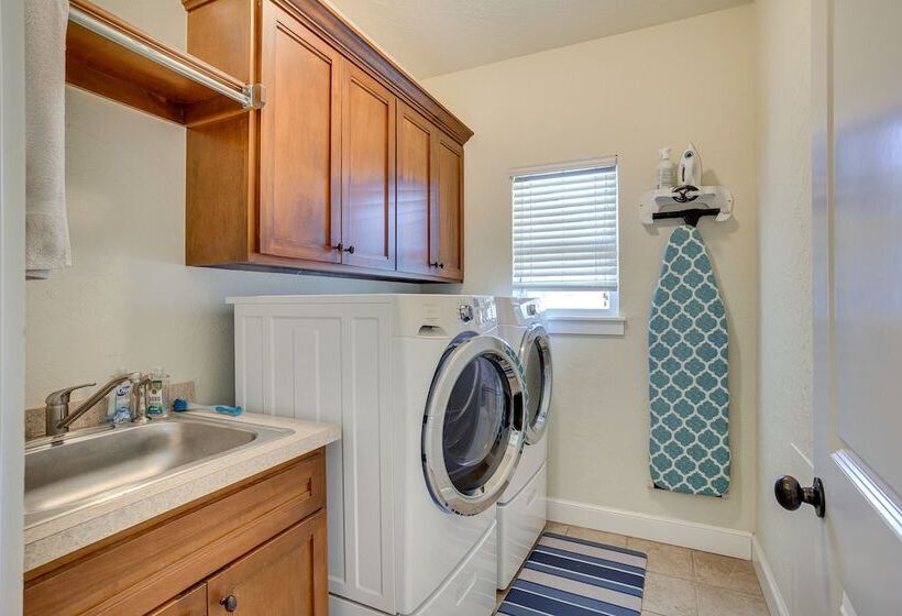 Quaint Noble Home: 6 Mi To University Of Oklahoma!