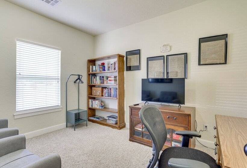 Quaint Noble Home: 6 Mi To University Of Oklahoma!