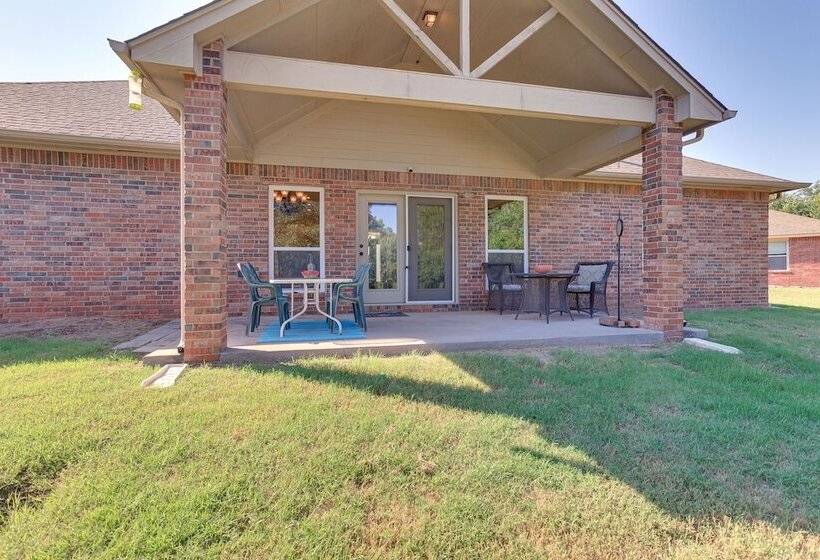 Quaint Noble Home: 6 Mi To University Of Oklahoma!