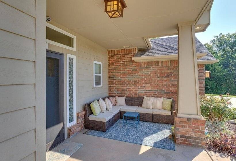 Quaint Noble Home: 6 Mi To University Of Oklahoma!