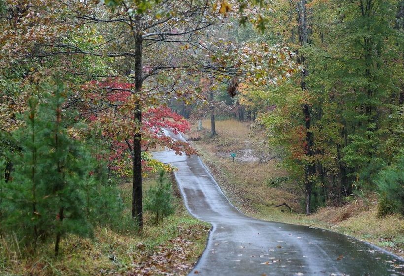 Quiet Charlottesville Hideaway In Baileys Retreat!