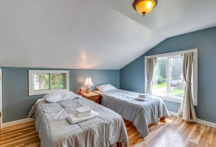 Quiet Home: Yard, Patio, Near Downtown Burlington