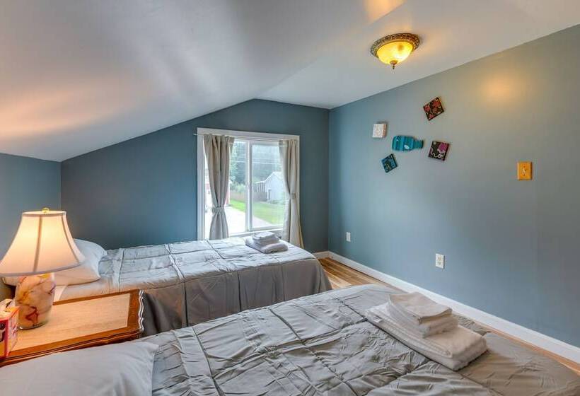 Quiet Home: Yard, Patio, Near Downtown Burlington