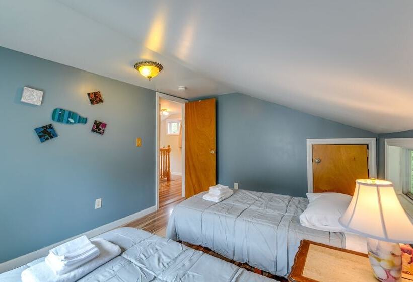 Quiet Home: Yard, Patio, Near Downtown Burlington