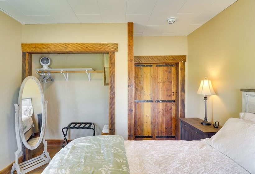 Remodeled Kalispell Farmhouse W/ Mountain Views