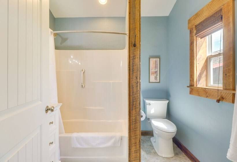 Remodeled Kalispell Farmhouse W/ Mountain Views