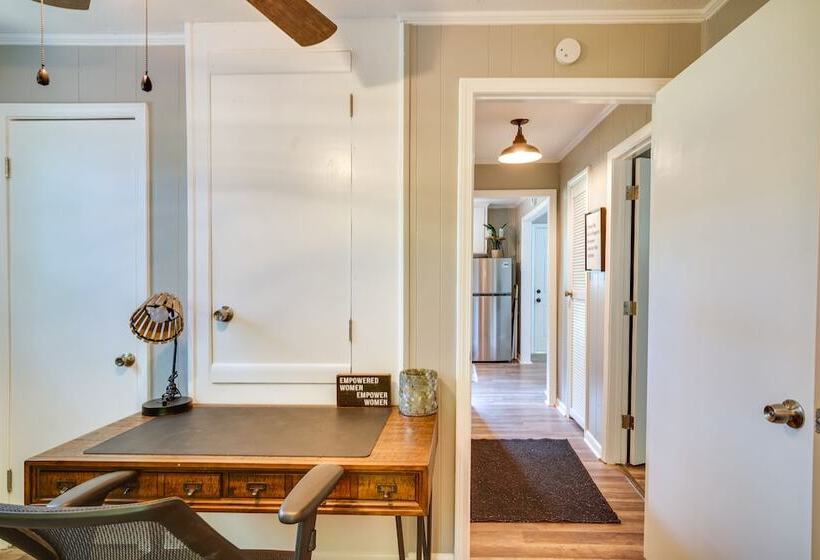 Renovated Clinton Cottage W/ Home Office!