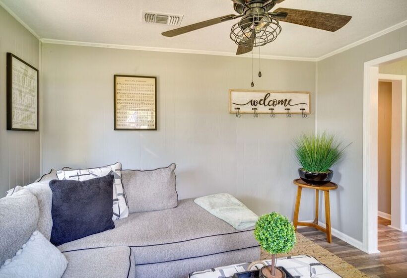 Renovated Clinton Cottage W/ Home Office!