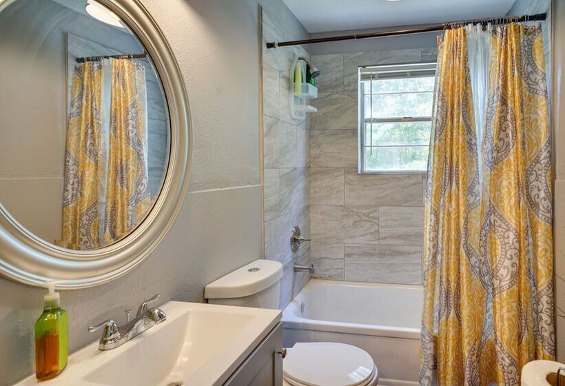 Renovated Clinton Cottage W/ Home Office!