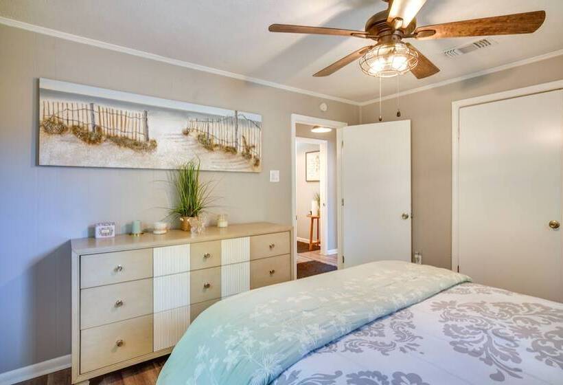 Renovated Clinton Cottage W/ Home Office!