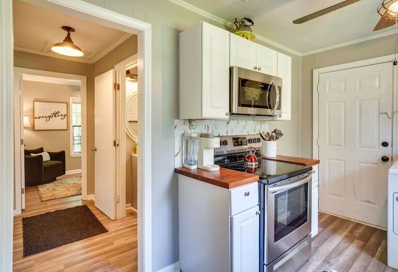 Renovated Clinton Cottage W/ Home Office!