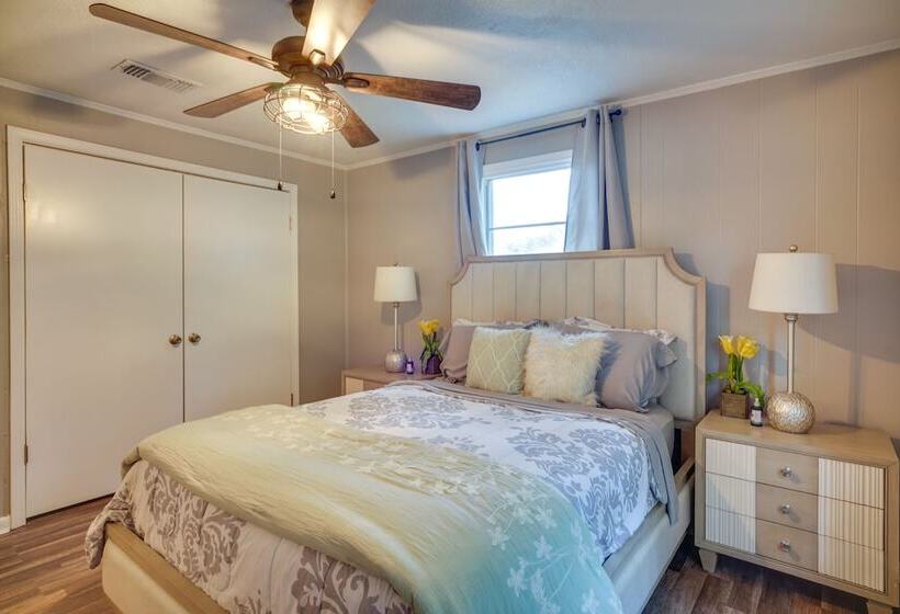 Renovated Clinton Cottage W/ Home Office!